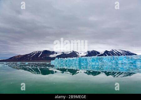 Monacobreen, ghiacciaio in Haakon VII Land che si sfociano in Liefdefjorden, Spitsbergen / Svalbard, Norvegia Foto Stock