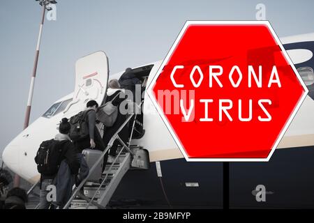 Venezia, Italia - 20 gennaio 2020: Coronavirus scritto sul cartello rosso con le persone a bordo di un aereo, simbolo di crisi dell'industria aeronautica e dei viaggi e. Foto Stock