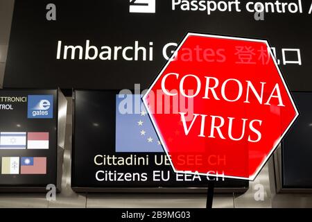 Venezia, Italia - 20 gennaio 2020: Coronavirus scritto sul segno rosso di stop con cancello in italiano, simbolo di crisi dell'industria aeronautica e dei viaggi e tr Foto Stock