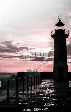 Faro di Felgueiras al tramonto in tempo tempestoso, Porto, Portogallo, novembre 2019 Foto Stock