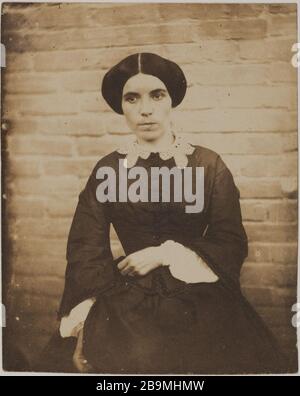 GIOVANE DONNA DI FRONTE A UN MURO DI MATTONI Jeune femme devant un mur de briques. 1853-1855. Photographie de Charles Hugo (1826-1871) ou Auguste Vacquerie (1819-1895). Parigi, Maison de Victor Hugo. Foto Stock