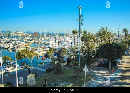 Porto affollato con barche a Port de Alcudia, Maiorca, Spagna Foto Stock