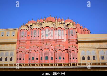 Vista impressionante di Hawa Mahal cioè Palazzo dei venti fatto con arenaria rossa e rosa, Jaipur, Rajasthan, India Foto Stock