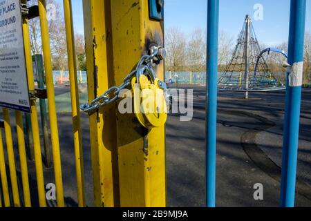 Un parco giochi per bambini delle autorità locali è dotato di lucchetto per impedire l'ingresso nell'ambito delle misure di applicazione delle distanze sociali adottate dal governo britannico. Foto Stock