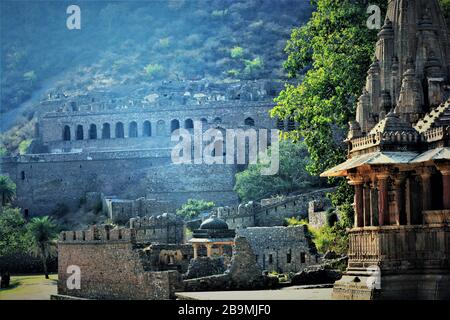 Vista panoramica del forte nahargarh rovinato con tempio impressionante all'ingresso situato a Jaipur, Rajasthan, India Foto Stock