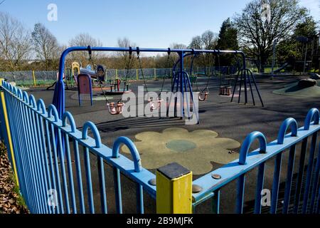 Un parco giochi per bambini delle autorità locali è dotato di lucchetto per impedire l'ingresso nell'ambito delle misure di applicazione delle distanze sociali adottate dal governo britannico. Foto Stock