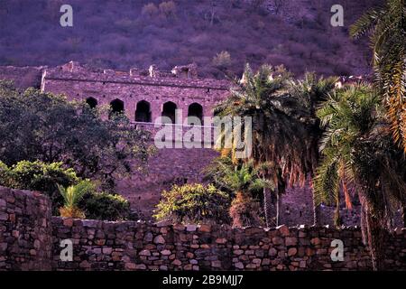 Vista panoramica impressionante del forte di nahargarh rovinato con le colline possenti sullo sfondo situato a Jaipur, Rajasthan, India Foto Stock