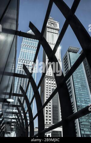 Vista attraverso la recinzione della transizione verso la grande città moderna di Dubai, Emirati Arabi Uniti, Giugno 2018 Foto Stock