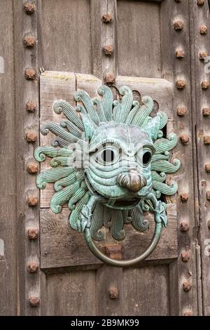 Porta knocker del 12 ° secolo di design, Brougham Hall, Cumbria, Regno Unito Foto Stock