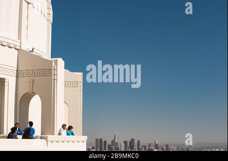 los Angeles, California - 16 aprile 2013: I turisti che scherzano la vista di Los Angeles dall'osservatorio griffith. Foto Stock