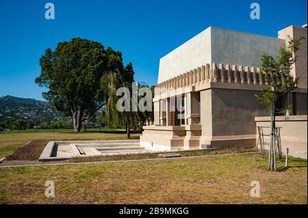 Los Angeles, California - 14 maggio 2013: Vista esterna della Hollyhock House progettata da Frank Lloyd Wright nel parco d'arte di Barnsdall. Foto Stock