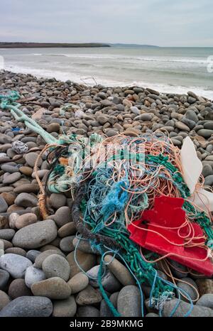 Vecchie reti da pesca e rifiuti di plastica lavati sulle rive della costa occidentale dell'Irlanda Foto Stock