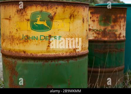 Ballybunion, Irlanda - 20 marzo 2020: Vecchie barili John Deere arrugginite in un campo rurale Foto Stock