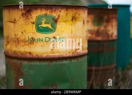 Ballybunion, Irlanda - 20 marzo 2020: Vecchie barili John Deere arrugginite in un campo rurale Foto Stock