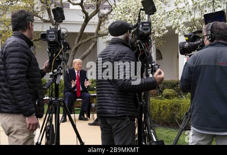 Washington, Stati Uniti. 24 Marzo 2020. Il presidente Donald Trump partecipa a un Fox News Virtual Town Hall on the Coronavirus, nel Rose Garden della Casa Bianca. Vari Fox News Anchors hanno tenuto una discussione con il presidente Trump e i membri della sua Coronavirus Task Force sul virus e sul pacchetto di stimoli economici attualmente in discussione su Capitol Hill. Trump ha detto che vuole che il "paese aperto" da Pasqua nonostante gli avvertimenti dei funzionari della sanità pubblica su un ritorno anticipato alla normalità. Foto di Doug Mills/UPI Credit: UPI/Alamy Live News Foto Stock