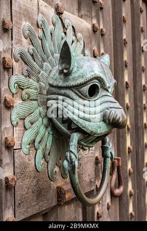 Porta knocker del 12 ° secolo di design, Brougham Hall, Cumbria, Regno Unito Foto Stock