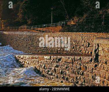 Guernsey. Architettura. Porto di San Pietro. Pareti del porto in granito. Foto Stock