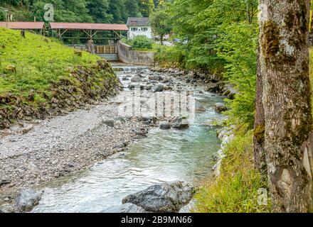 Fiume Weir sul fiume Partnach vicino al Partnachklamm a Garmisch Partenkirchen, Baviera, Germania Foto Stock