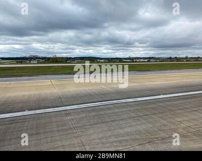 Atlanta, GA/USA-3/21/20: Sbarco all'Aeroporto Internazionale Hartsfield di Atlanta, Georgia in una giornata nuvolosa. Foto Stock