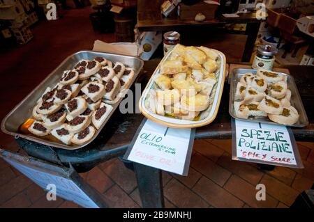 Specialità gastronomiche locali per la degustazione in un negozio alimentare, Montepulciano, Toscana, Italia Foto Stock