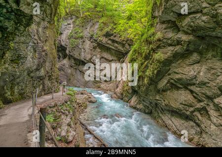 Escursionisti che camminano lungo il Partnachklamm a Garmisch Partenkirchen, Baviera, Germania Foto Stock