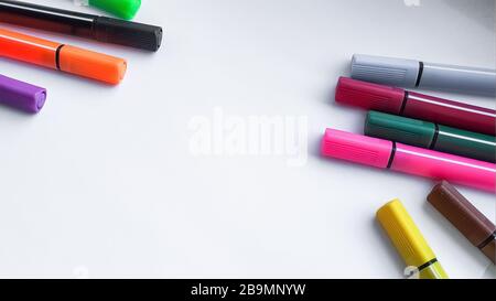 Pennarelli a punta multicolore isolati su sfondo bianco. Carta per arte, creatività. Set di base di pennarelli colorati. Concetto di hobby. Tempo libero Foto Stock