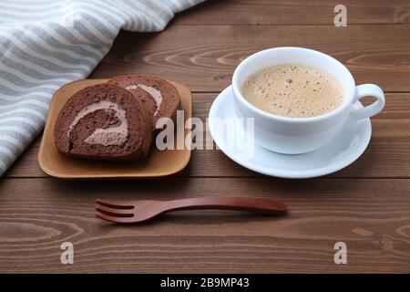 torte al cioccolato sul piatto con tazza di caffè latte isolato sul panno da tavolo Foto Stock