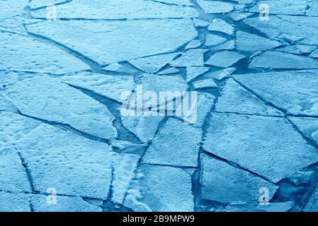 Vista dall'alto del ghiaccio blu incrinato, struttura del ghiaccio Foto Stock