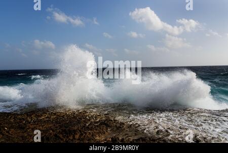 Le onde potenti sterlano a riva nel Washington Stagbaai National Park Foto Stock