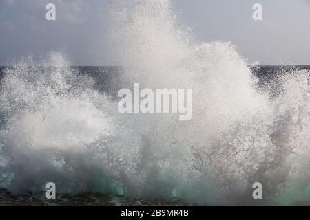 Le onde potenti sterlano a riva nel Washington Stagbaai National Park Foto Stock