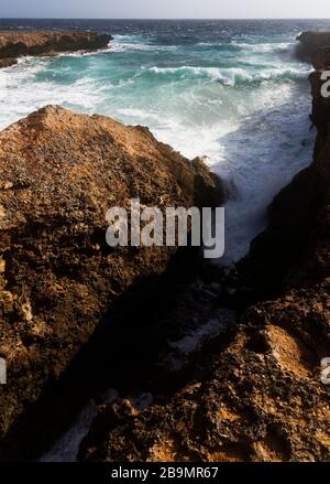 Le onde potenti sterlano a riva nel Washington Stagbaai National Park Foto Stock