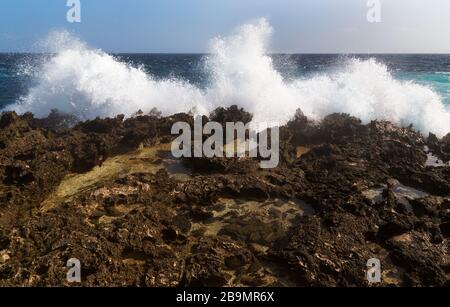 Le onde potenti sterlano a riva nel Washington Stagbaai National Park Foto Stock