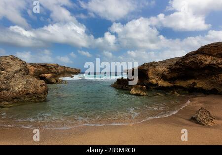 Le onde potenti sterlano a riva nel Washington Stagbaai National Park Foto Stock