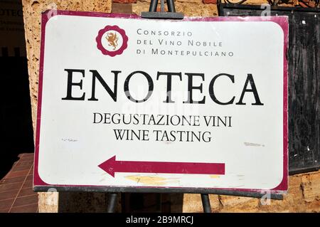 Firma del negozio di vini a Montepulciano, Toscana, Italia Foto Stock