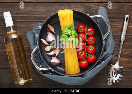 Cucina di autentica pasta italiana. Spaghetti ingredienti Foto Stock