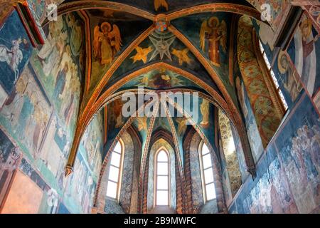 Lublin, Lubelskie / Polonia - 2019/08/18: Affreschi medievali e architettura all'interno della Cappella della Santissima Trinità all'interno del castello di Lublino fortezza reale in hist Foto Stock