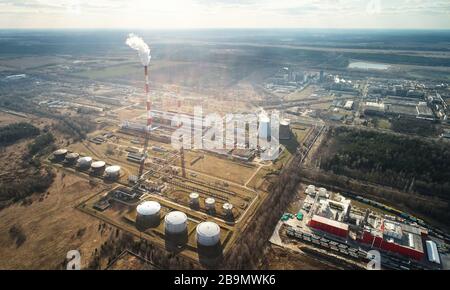 Inquinamento dell'aria con tema della fabbrica sopra la vista del drone. Emissione di co2 nell'atmosfera. Cambiamenti climatici Foto Stock