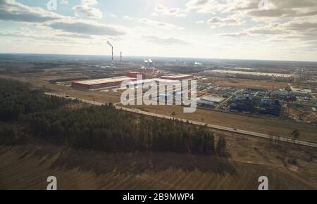 Impianto di produzione industriale pesante su un'antenna da giorno soleggiato sopra la vista del drone Foto Stock