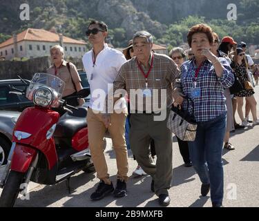 Montenegro, 17 settembre 2019: Un gruppo di turisti cinesi per le strade della città vecchia di Cattaro Foto Stock