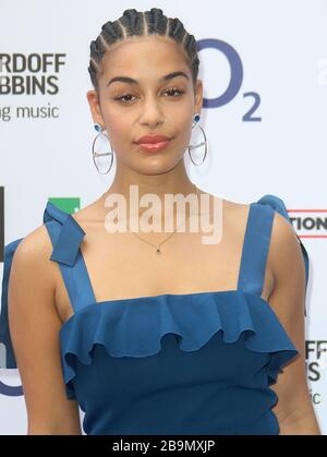 06 luglio 2018 - Londra, Inghilterra, Regno Unito - Nordoff Robbins O2 Silver Clef Awards 2018 spettacoli fotografici: Jorja Smith Foto Stock