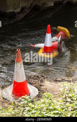 Coni di traffico che sono stati gettati da un ponte da lavori stradali nel River Stour a Gillingham North Dorset England GB Foto Stock