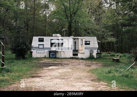 Singola piccola casa rimorchio alla fine di una strada sterrata in povertà colpita rurale Alabama, Stati Uniti. Foto Stock