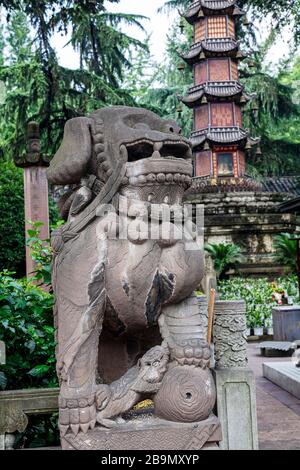 Leone guardiano cinese accanto alla grande pagoda al Qingyang Palace Buddista Tempio Wenshu Monastero Chengdu Cina Foto Stock