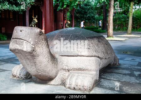 Grande scultura di tartaruga di pietra al Tempio Buddista di Qingyang Palace Wenshu Monastero Chengdu Cina Foto Stock