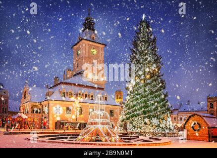 Mercatino di Natale e decorazioni albero nel centro della città di Brasov, Transilvania, Romania Foto Stock
