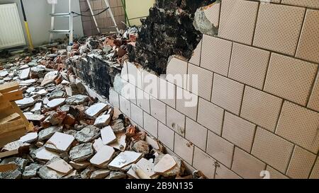 Rovinato stanza abbandonata in una casa che richiede major repairs.Waste in Un vecchio camera in rovina. Abbandonato industrial building.steel vandalism all'interno del cemento Foto Stock