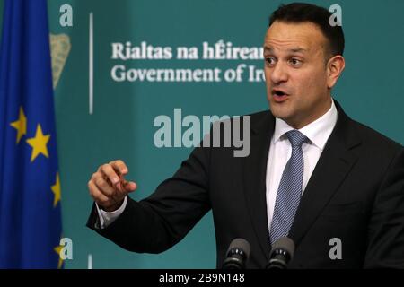 Dublino, Irlanda. 24 Marzo 2020. Taoiseach e il leader di fine Gael Leo Varadkar hanno parlato con i media negli edifici governativi mentre è stato Unito dai colleghi del governo per fornire un briefing ai media sulle ultime azioni del governo in risposta a Covid-19. Consigliano alle persone di non lasciare le loro case tranne che per motivi di lavoro, cibo o medici. Inoltre, vietano più di quattro riunioni. Tutti gli eventi sportivi al coperto saranno vietati, senza che nel paese si svolga alcuna attività sportiva. Foto: Sam Boal/RollingNews.ie Credit: RollingNews.ie/Alamy Live News Foto Stock