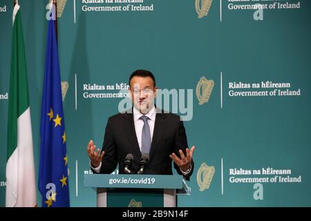 Dublino, Irlanda. 24 Marzo 2020. Taoiseach e il leader di fine Gael Leo Varadkar hanno parlato con i media negli edifici governativi mentre è stato Unito dai colleghi del governo per fornire un briefing ai media sulle ultime azioni del governo in risposta a Covid-19. Consigliano alle persone di non lasciare le loro case tranne che per motivi di lavoro, cibo o medici. Inoltre, vietano più di quattro riunioni. Tutti gli eventi sportivi al coperto saranno vietati, senza che nel paese si svolga alcuna attività sportiva. Foto: Sam Boal/RollingNews.ie Credit: RollingNews.ie/Alamy Live News Foto Stock