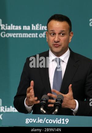 Dublino, Irlanda. 24 Marzo 2020. Taoiseach e il leader di fine Gael Leo Varadkar hanno parlato con i media negli edifici governativi mentre è stato Unito dai colleghi del governo per fornire un briefing ai media sulle ultime azioni del governo in risposta a Covid-19. Consigliano alle persone di non lasciare le loro case tranne che per motivi di lavoro, cibo o medici. Inoltre, vietano più di quattro riunioni. Tutti gli eventi sportivi al coperto saranno vietati, senza che nel paese si svolga alcuna attività sportiva. Foto: Sam Boal/RollingNews.ie Credit: RollingNews.ie/Alamy Live News Foto Stock