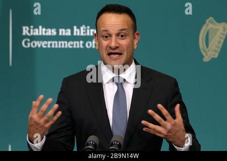 Dublino, Irlanda. 24 Marzo 2020. Taoiseach e il leader di fine Gael Leo Varadkar hanno parlato con i media negli edifici governativi mentre è stato Unito dai colleghi del governo per fornire un briefing ai media sulle ultime azioni del governo in risposta a Covid-19. Consigliano alle persone di non lasciare le loro case tranne che per motivi di lavoro, cibo o medici. Inoltre, vietano più di quattro riunioni. Tutti gli eventi sportivi al coperto saranno vietati, senza che nel paese si svolga alcuna attività sportiva. Foto: Sam Boal/RollingNews.ie Credit: RollingNews.ie/Alamy Live News Foto Stock